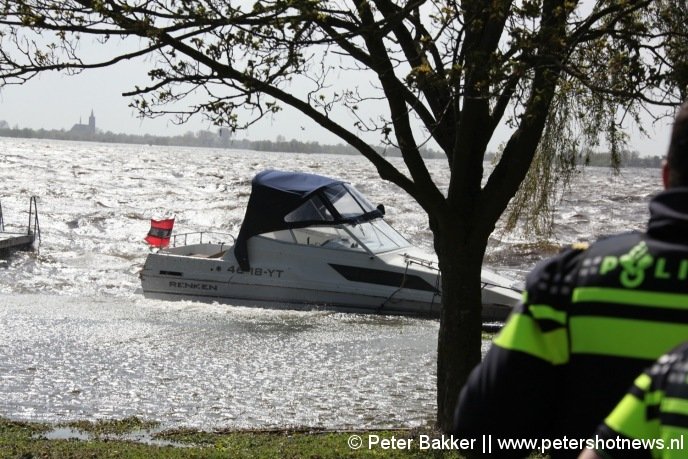 Foto S Video Opvarenden Boot In Nood Gered Op Vinkeveense Plassen