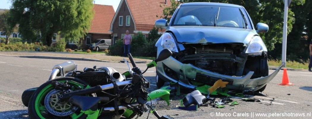 Motorrijder botst tegen auto op Aalsmeerderweg
