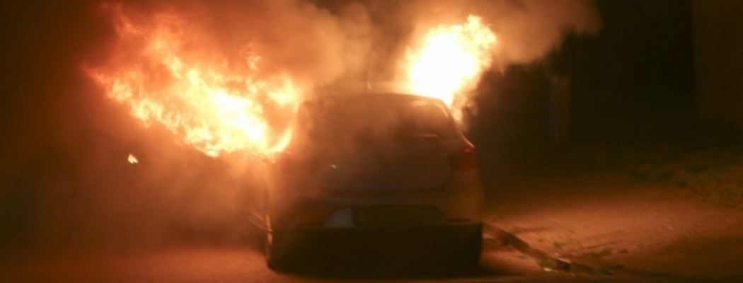 Verdachte van autobrand Mijdrecht vat vlam en vlucht in onderbroek en brandwonden