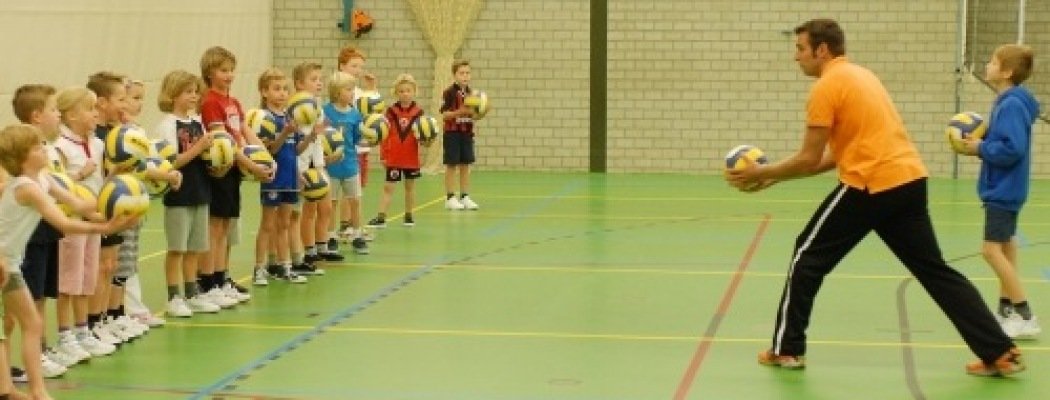 Volleyballes op Vinkeveense basisscholen