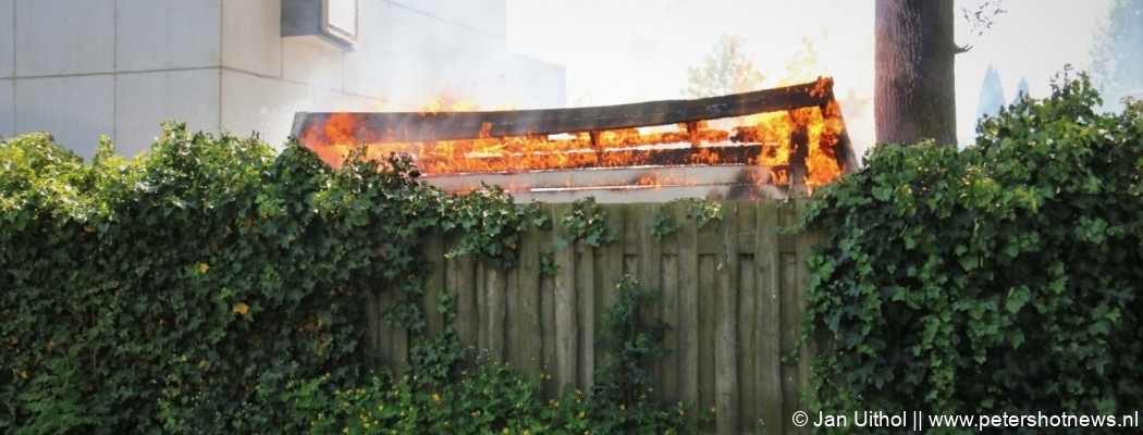 Tuinhuis in vlammen op in Uithoorn