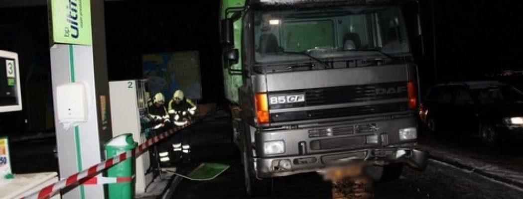 Vrachtwagen ramt benzinepomp in Wilnis