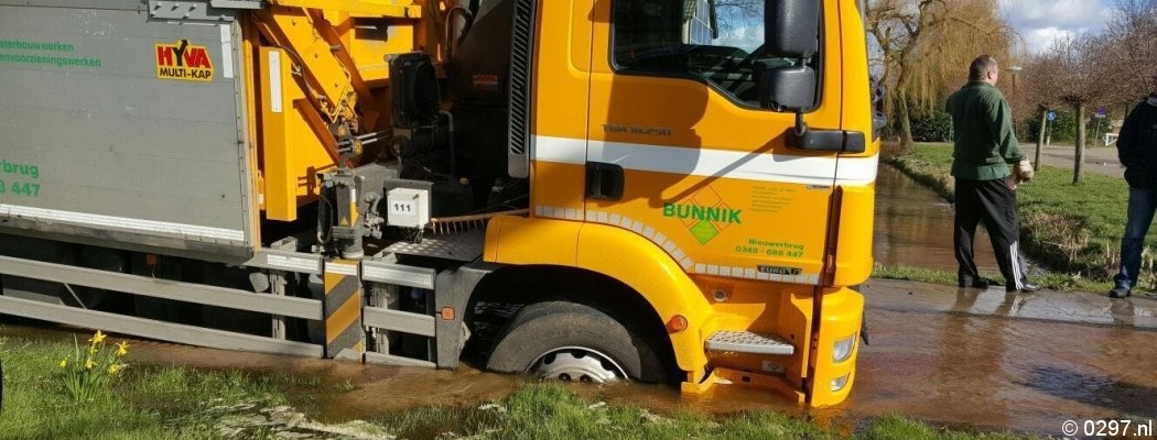 Zware vrachtwagen raakt waterleiding in Wilnis