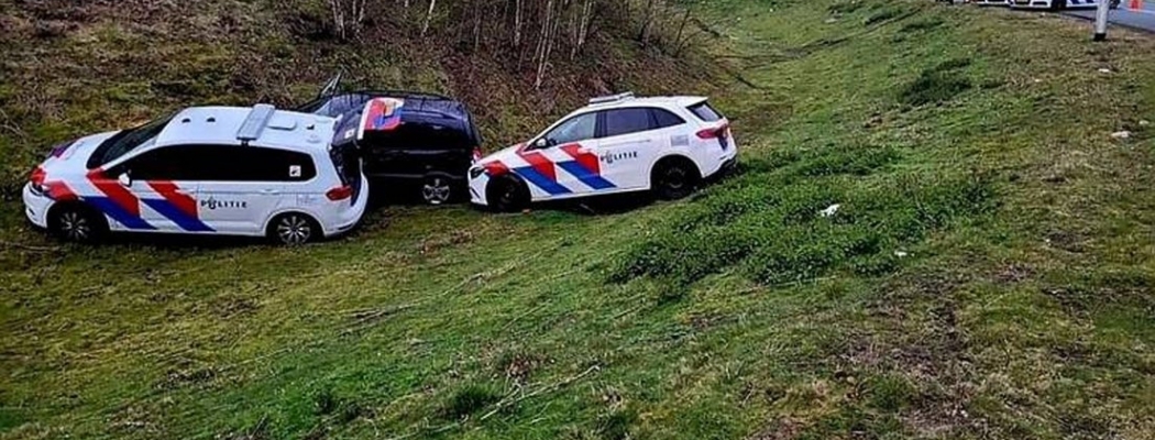 Wegpiraat onder invloed en zonder rijbewijs ramt politieauto's op vlucht van Abcoude naar Breda