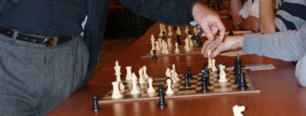Grootmeester Sosonko geeft schaaksimultaan aan schakers uit De Ronde Venen