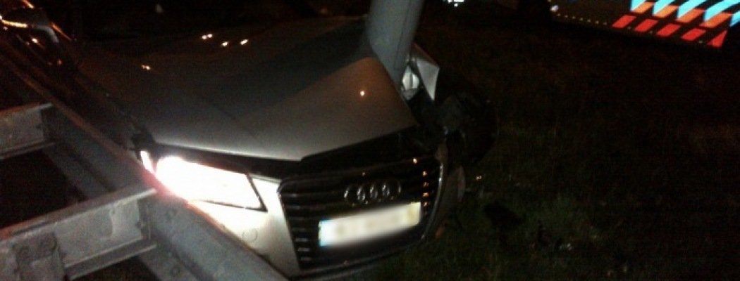 [FOTO'S] Audi botst op lichtmast A2 bij Vinkeveen, bestuurder gedronken en gewond