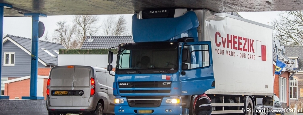 Vrachtwagen vast onder viaduct Vinkeveen