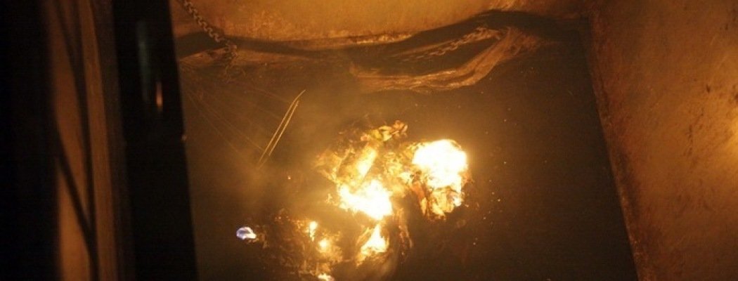 [FOTO'S] Ondergrondse afvalcontainer in brand op Korenbloem in Mijdrecht