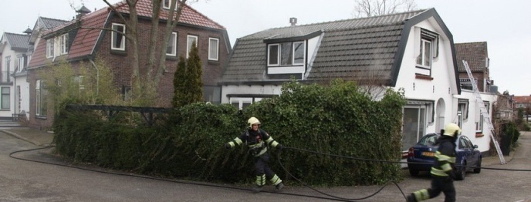 [FOTO'S & VIDEO] Woningbrand in Amstelhoek, veel schade aan woning