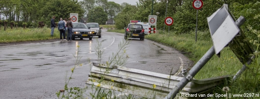 Auto raakt uit de bocht Ringdijk Tweede Bedijking Amstelhoek