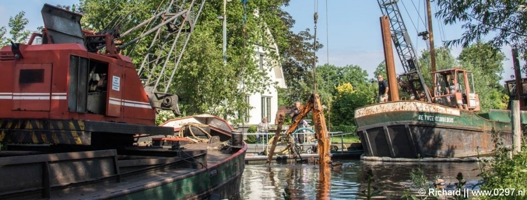 Omgeslagen baggerboot Vinkeveen geborgen