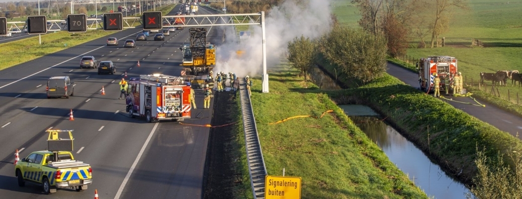 Vrachtwagen in brand op A2 tussen Breukelen en Vinkeveen