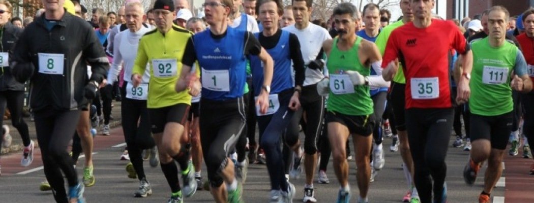 De start van de halve marathon in 2013 met de latere winnaar Michael Woerden met startnummer 1