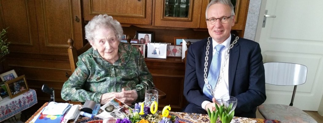Loco-Burgemeester Verburg op bezoek bij 106-jarige mevrouw Overes Koot