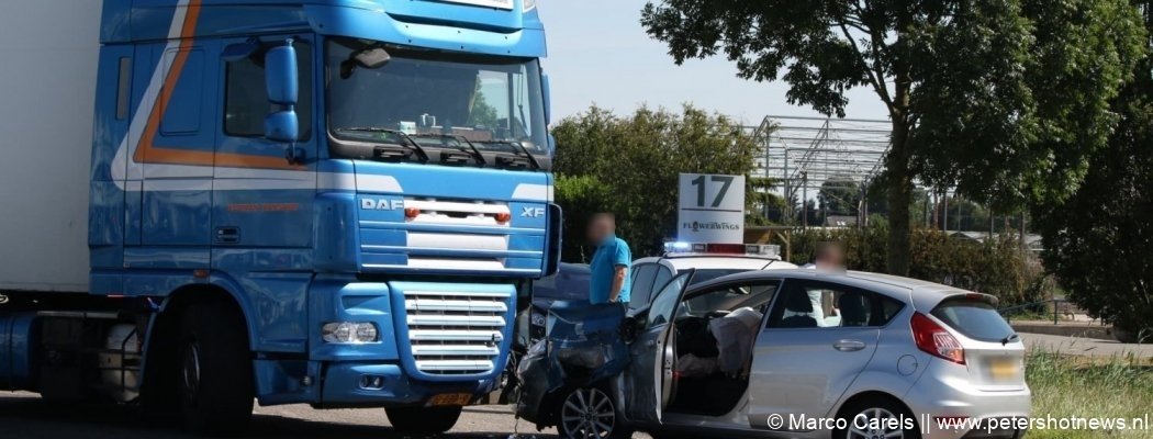 Vrachtwagen botst op auto Noordpolderweg Aalsmeer
