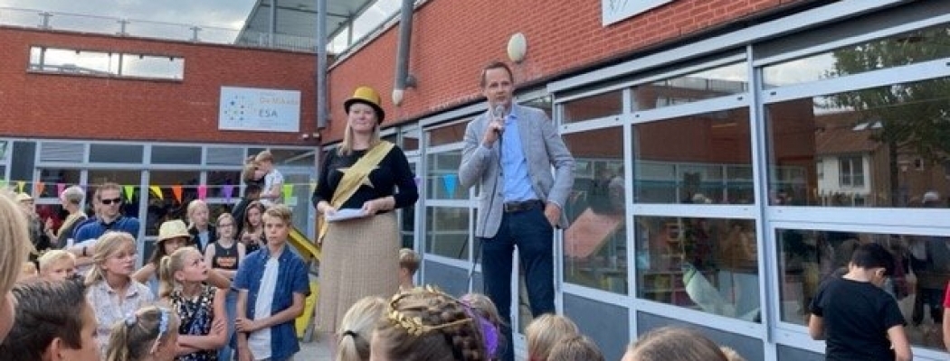 Feestelijke opening vernieuwd schoolplein De Brug