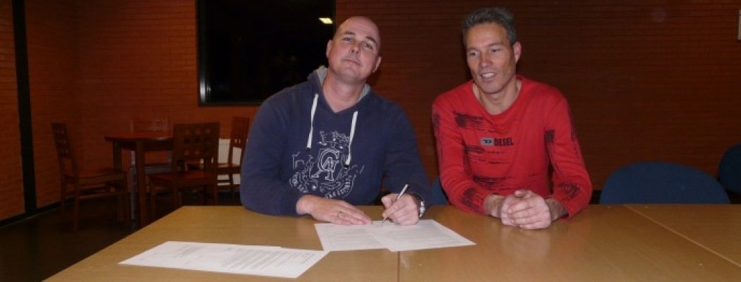 Nieuwe hoofdtrainer Hans van Dasler (links) en voorzitter Charles Keijman zetten handtekeningen onder contract