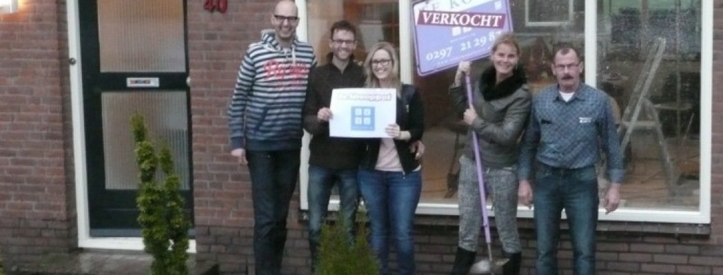 Van links naar rechts Marcel Kentrop (Strooppot) Johan van Veen (koper) Susan Fransen (koper) Martine van Acker (Vida makelaars) De heer Houtkamp (verkoper)