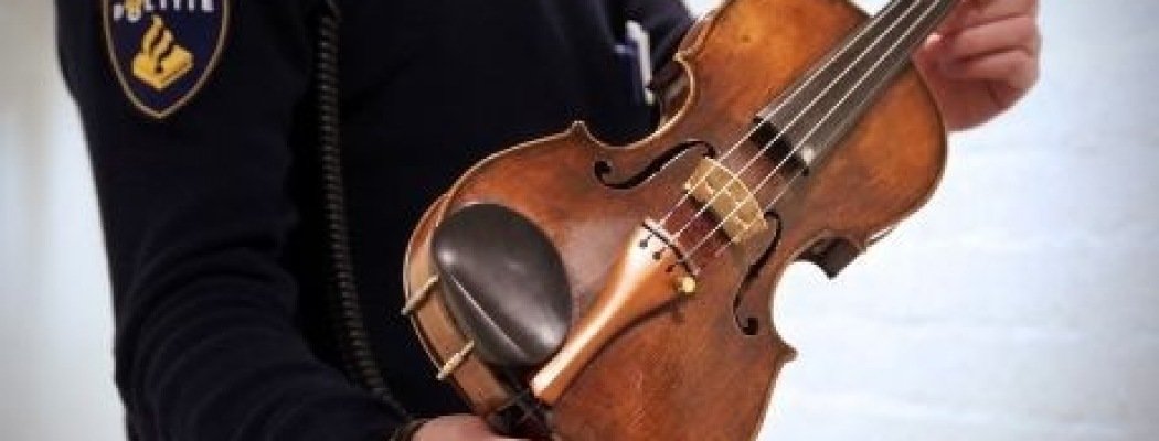 Een politieagent met de in Abcoude gestolen viool - een Randolfi uit 1731 -