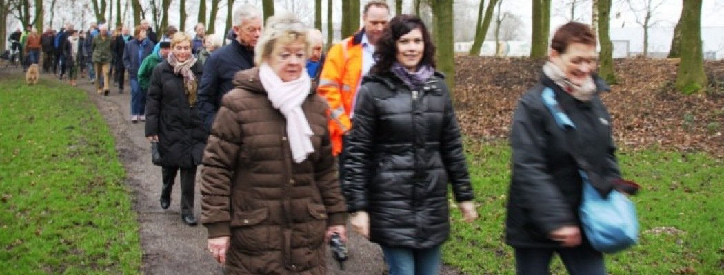 Bij de start van de participatie over het Hornmeerpark wandelen de deelnemers door het park
