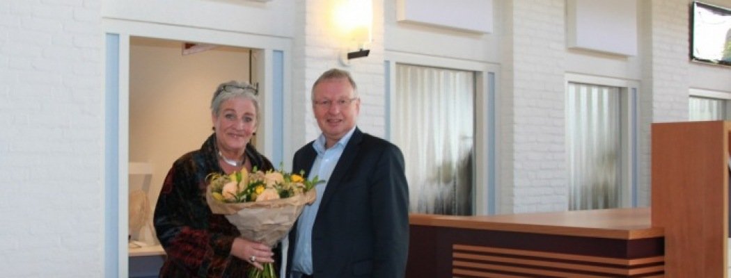 Wethouder Zorg en Welzijn Ad Verburg verwelkomt Corry Brouwer van het Mantelzorg Steunpunt in het gemeentehuis van Aalsmeer