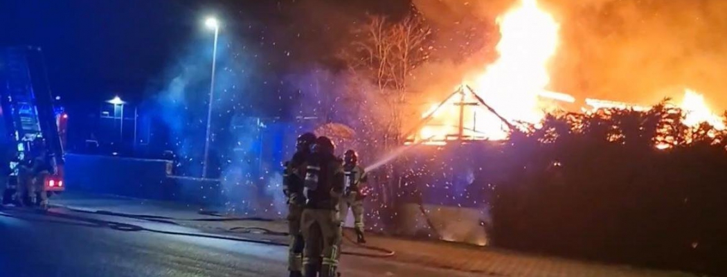 Brandweer blust uitslaande brand in schuur Aalsmeer