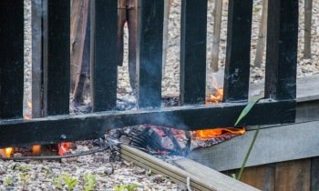 Houten beschoeiing en hekwerk in brand langs Rijksstraatweg Baambrugge
