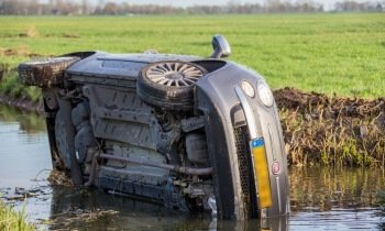 Vrouw belandt met auto in de sloot N201 Amstelhoek