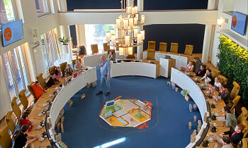 Ruim 150 kinderen uit Aalsmeer en Kudelstaart spelen in april het democratiespel in de raadzaal