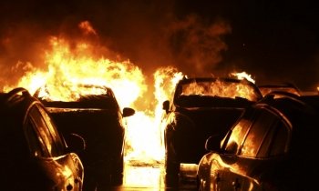 Auto's branden uit bij autobedrijf in Waverveen