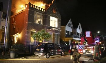 Uitslaande brand op dakterras woning Amstelhoek