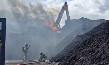 Brandweer rukt uit voor brandende graafmachine langs N201 bij Mijdrecht