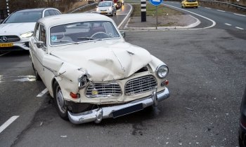 Oldtimer ramt Audi op N201 Amstelhoek