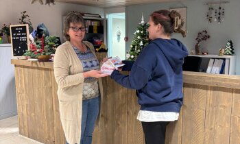 Basisschoolleerlingen De Fontein in Mijdrecht brengen kerstgroet naar bewoners van Hoge Heem in Uith