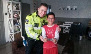 Bestuurder laat jochie van 10-jaar troosteloos achter na ongeluk Amstelhoek