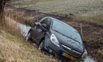 Auto te water langs de N201 bij Mijdrecht