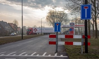 Vrachtwagen zakt weg op doodlopende weg Amstelhoek