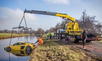 Peperdure sportwagen in de sloot bij Loenersloot
