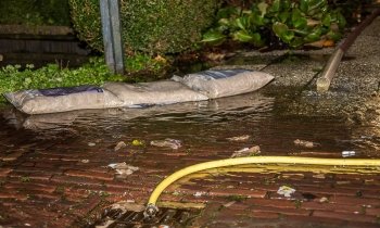 Brandweer pompt sloot en kelders leeg in Loenersloot
