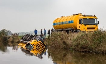 Vrachtwagen in de sloot bij Waverveen
