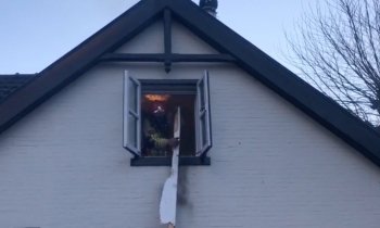 Brandweer blust woningbrand Amstelhoek