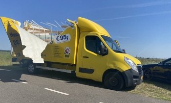 Bakwagen rijdt dak er af in Baambrugge