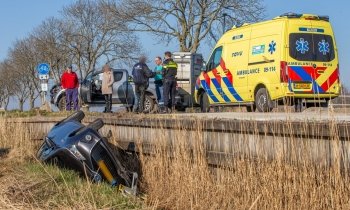 Auto te water bij botsing Waverveen