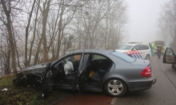 Auto over de kop bij inhaalmanoeuvre Rijksstraatweg Baambrugge