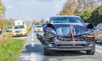 Porsche in de kreukels bij ongeluk N201 Vinkeveen