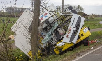 Vrachtwagen belandt in greppel en vouwt zich om boom Nigtevecht