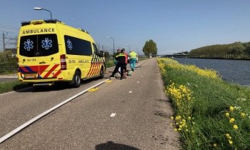 Wielrenner ligt halfuur gewond op kanaaldijk Loenersloot