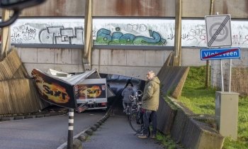 Vrouw rijdt gehuurde bakwagen stuk onder viaduct A2