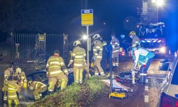 Brandweer bevrijdt zwaargewonde automobilist uit te water geraakt voertuig Nieuwersluis