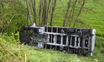 Vrachtwagen rijdt van talud N201 Loenersloot